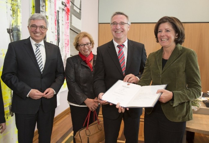 Ministerpräsidentin Malu Dreyer überreicht dem neuen Staatssekretär im Ministerium des Innern, für Sport und Infrastruktur, Günter Kern, die Ernennungsurkunde.